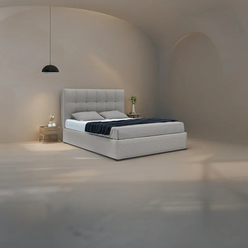 Cama estofada moderna cinza com cabeceira alta em quarto minimalista, decoração neutra.