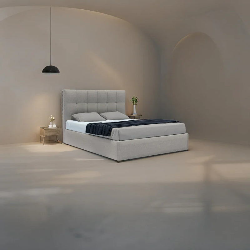 Cama estofada moderna cinza com cabeceira alta em quarto minimalista, decoração neutra.