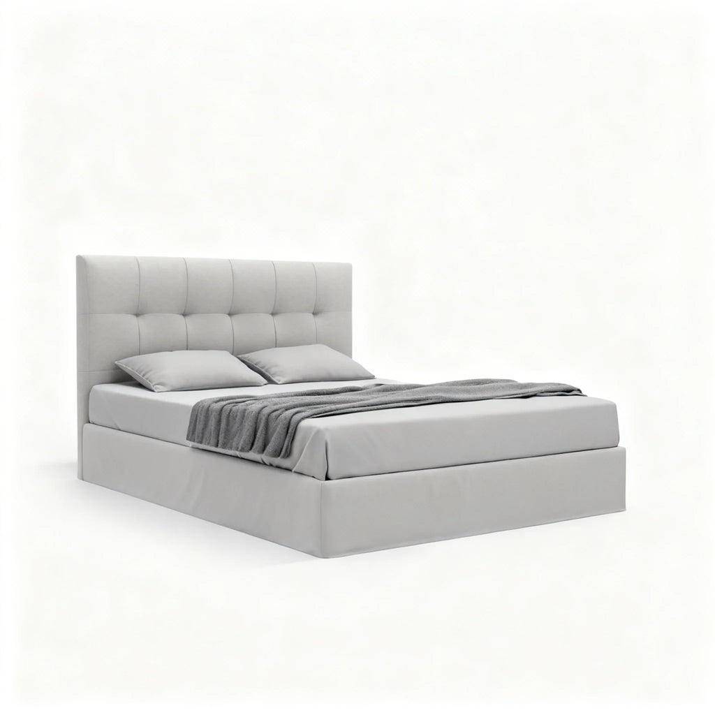 Cama estofada cinza com cabeceira alta, design moderno, roupa de cama e almofadas.