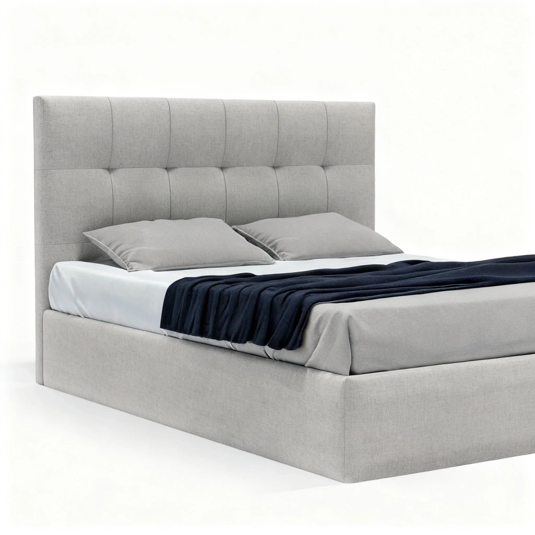 Cama estofada moderna em tecido cinza claro com cabeceira alta e detalhes acolchoados.