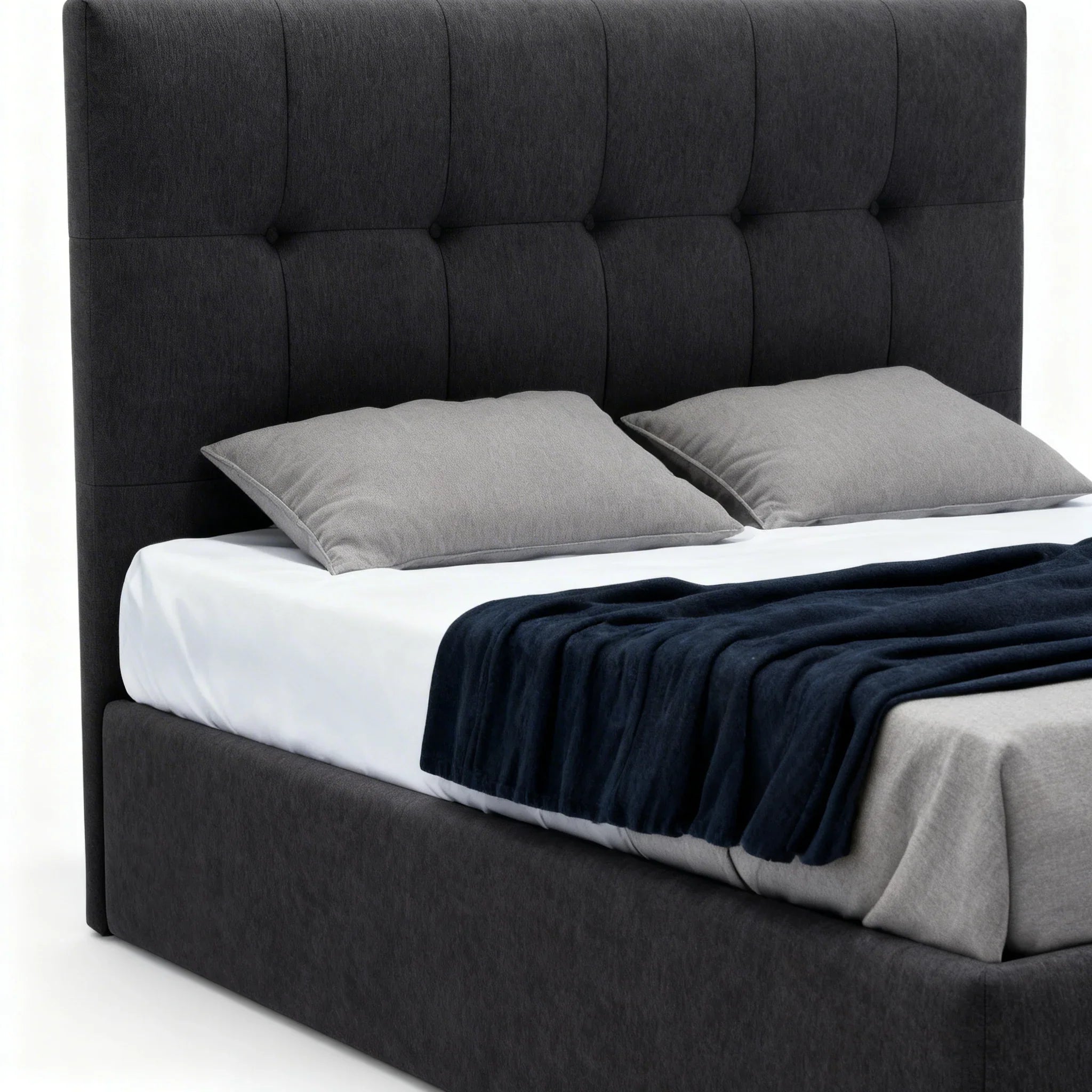 Cama estofada moderna com cabeceira alta em tecido cinza escuro, almofadas cinza e manta preta