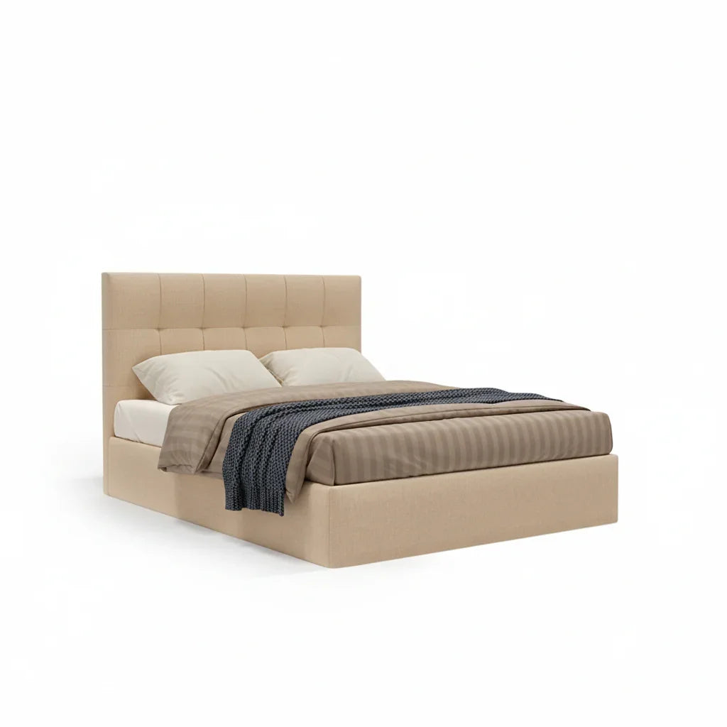 Cama estofada bege com cabeceira alta e design moderno, lençóis e manta decorativa.