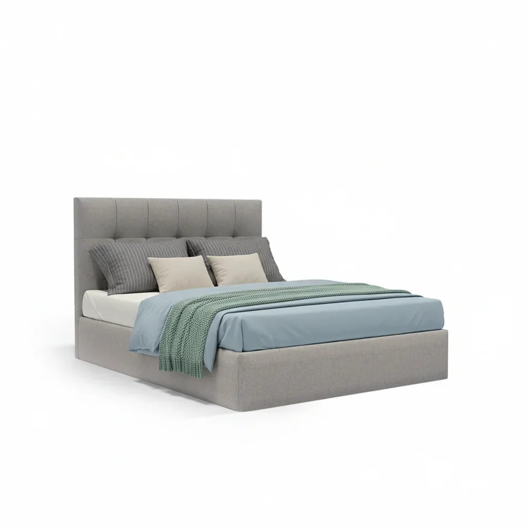 Cama estofada cinzenta moderna com cabeceira alta, almofadas e manta decorativa