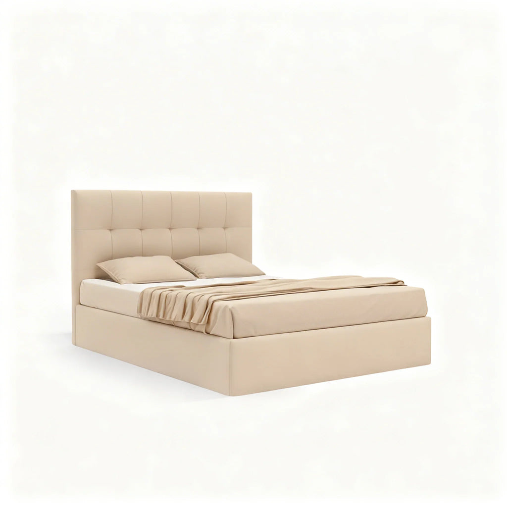 Cama estofada bege com cabeceira moderna, lençóis e almofadas, destaque para conforto e design elegante.