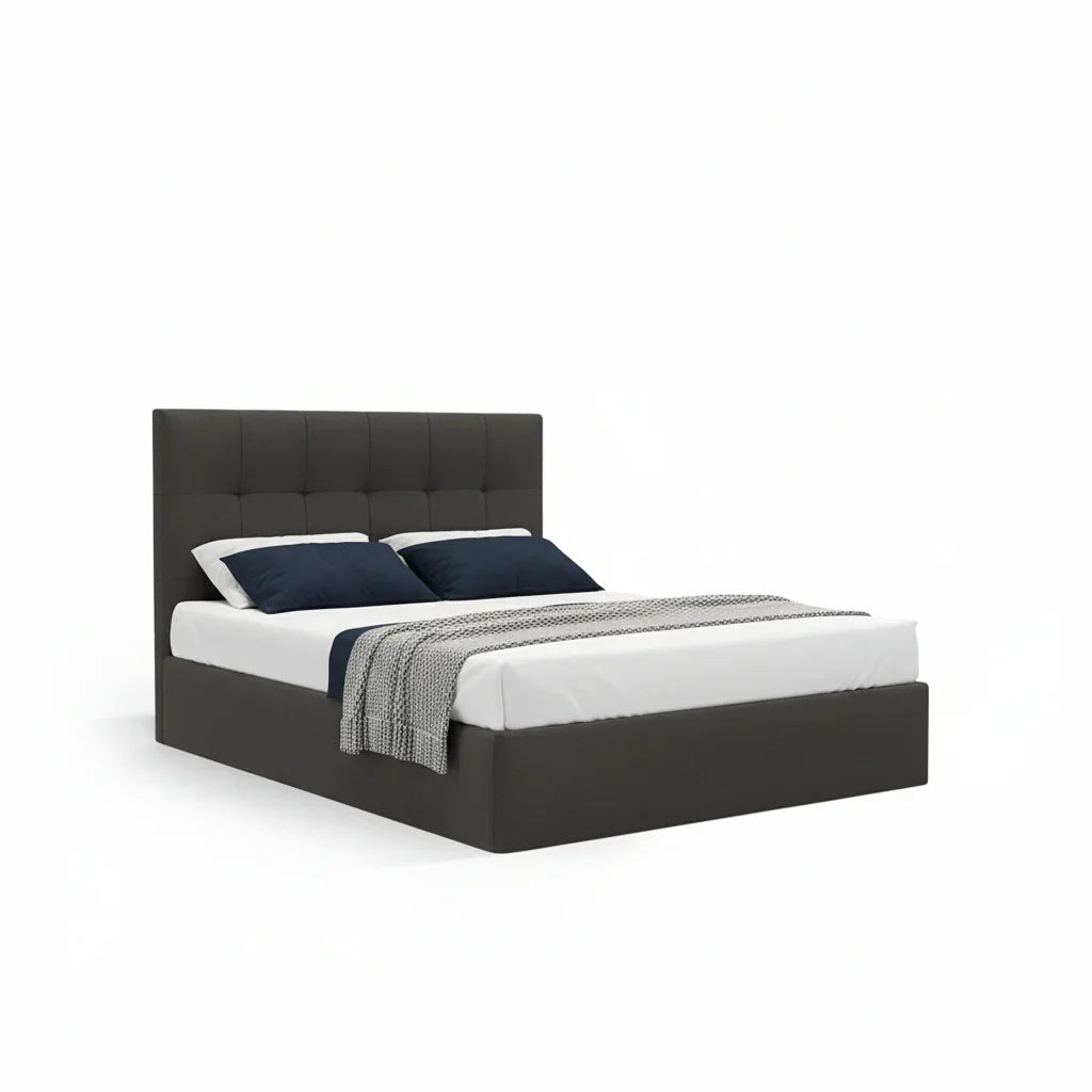 Cama estofada moderna cinza escura com cabeceira alta e roupa de cama branca, vista frontal
