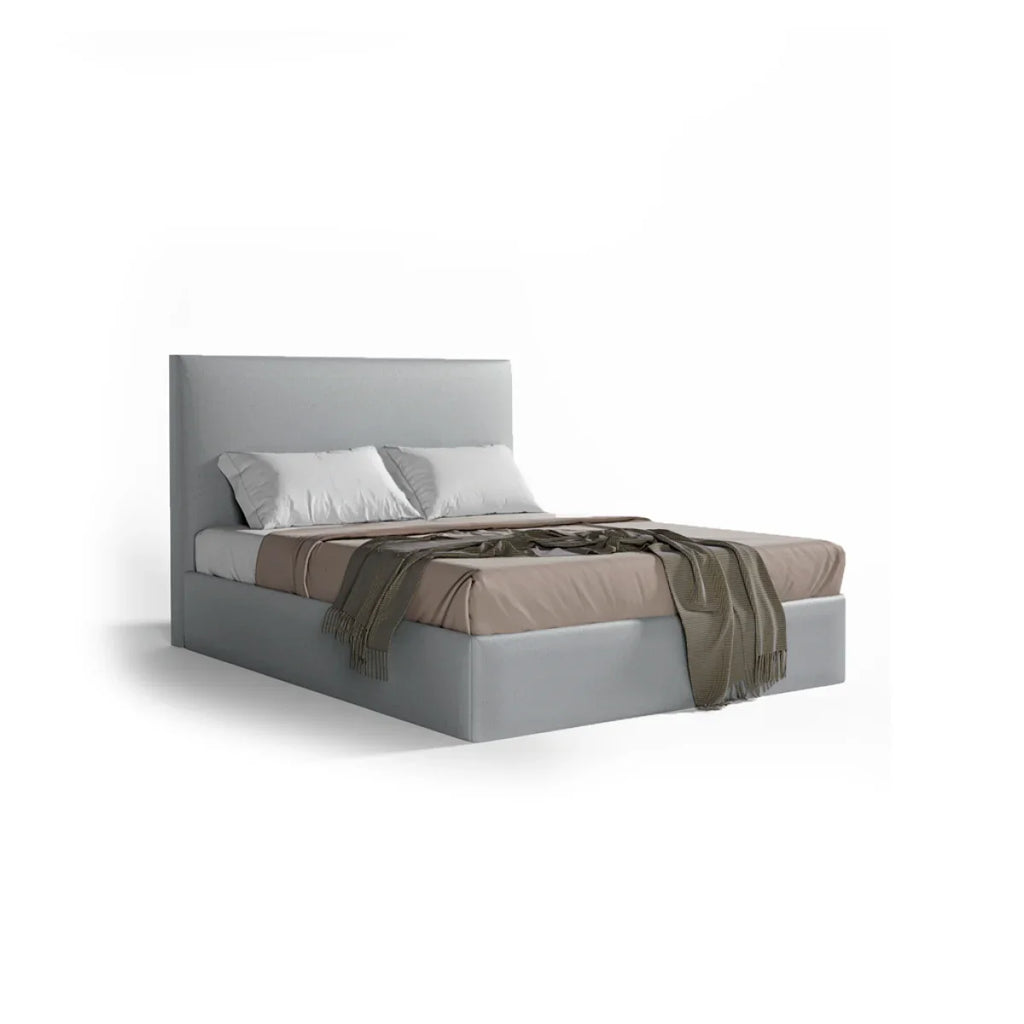 Cama estofada moderna cinza claro com cabeceira alta e roupa de cama neutra