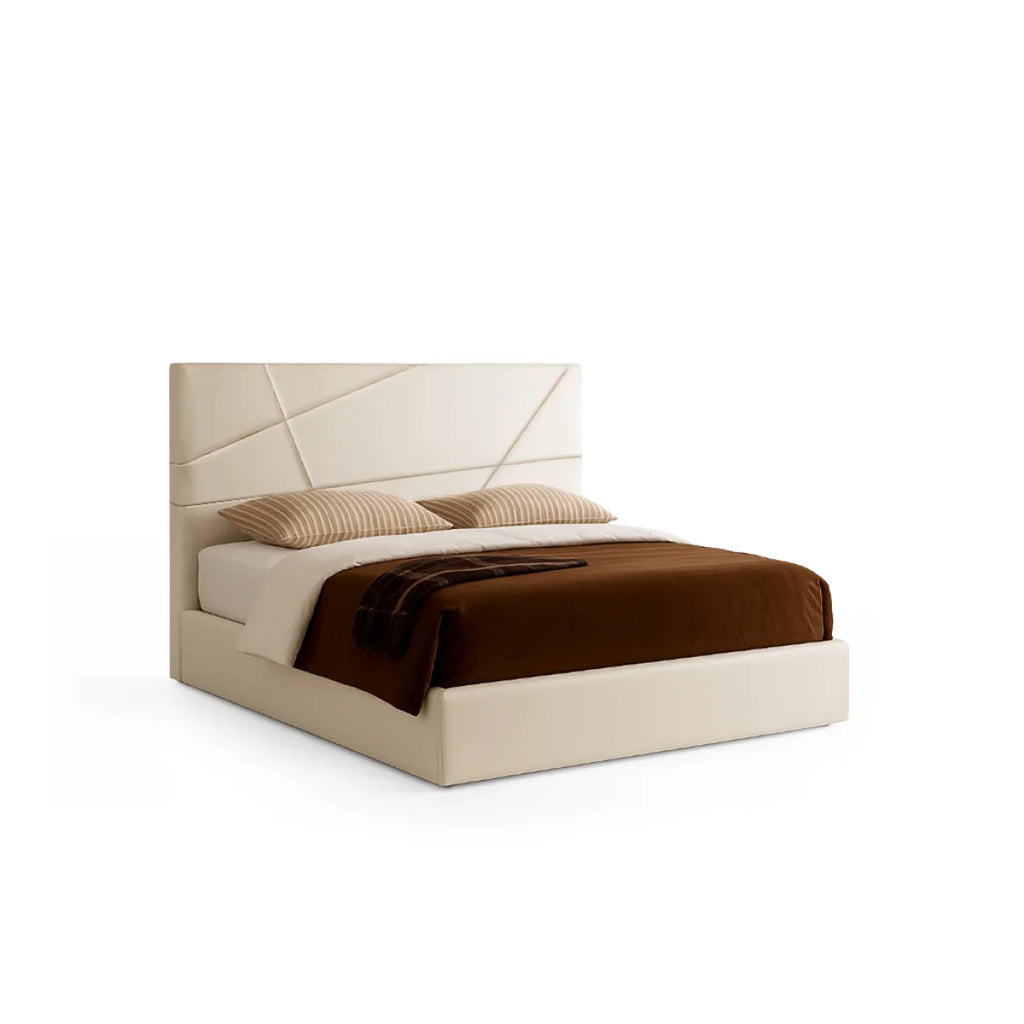 Cama estofada moderna bege com cabeceira geométrica, roupa de cama marrom, decoração minimalista.