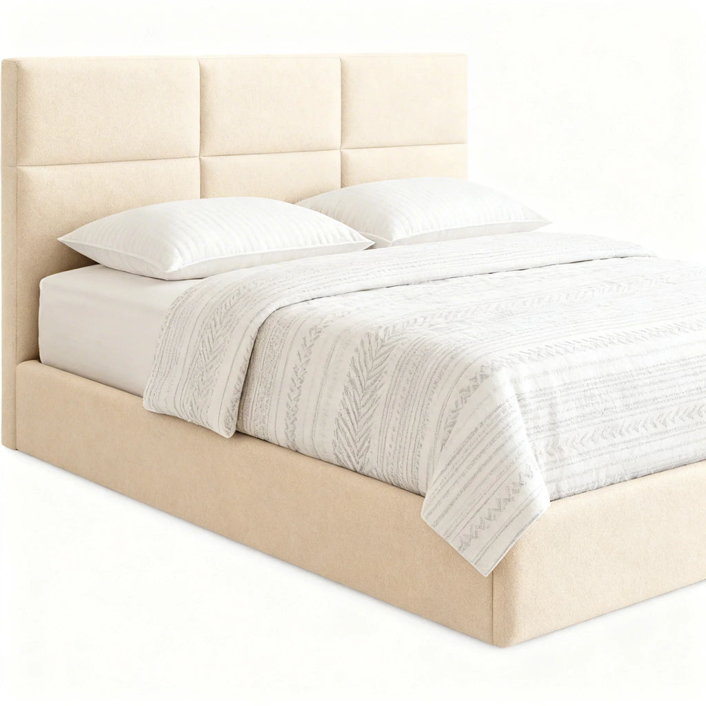Cama estofada bege com cabeceira moderna, roupa de cama clara e linhas minimalistas