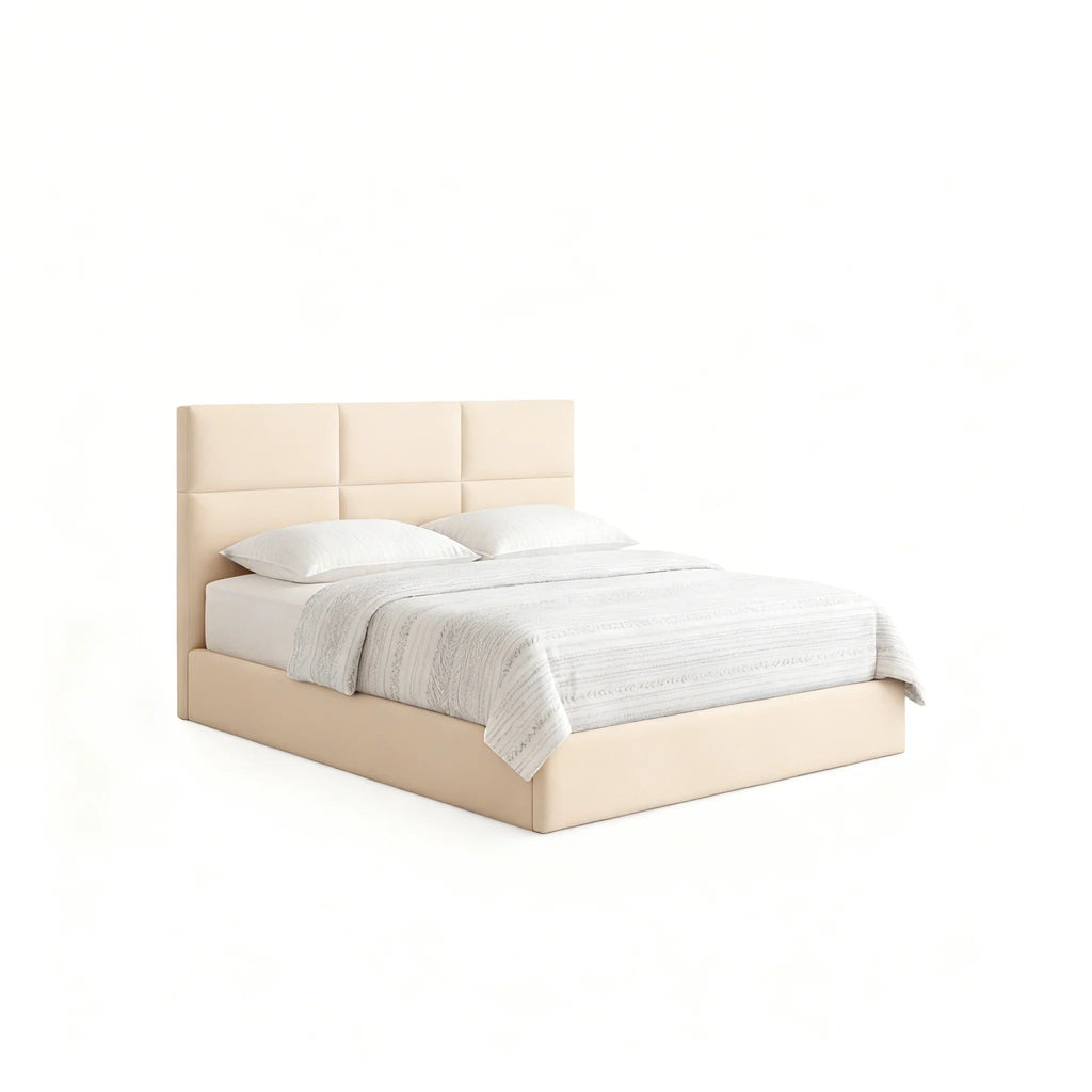 Cama estofada moderna bege com cabeceira quadrada, lençóis claros e design minimalista.