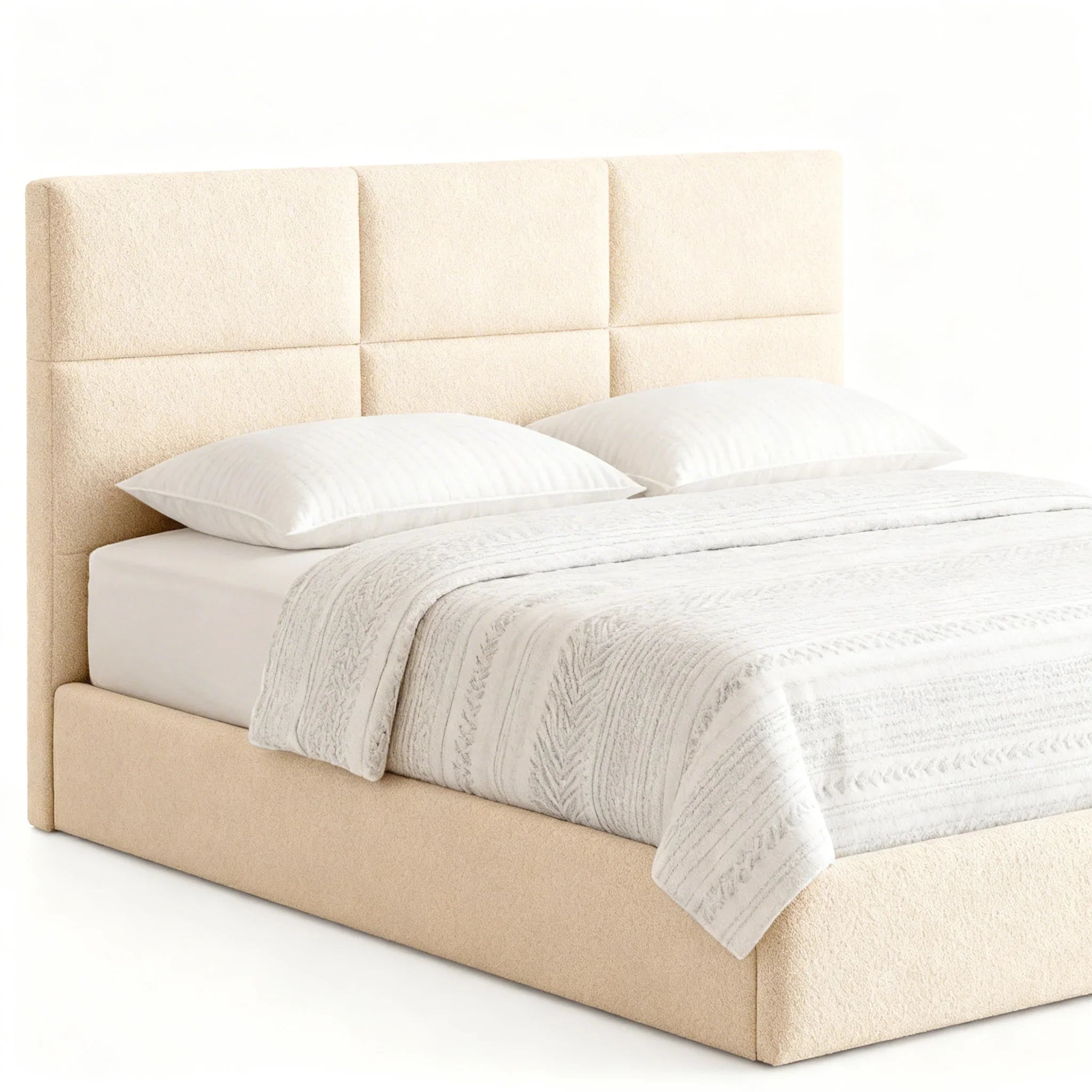 Cama estofada bege moderna com cabeceira alta e roupa de cama clara