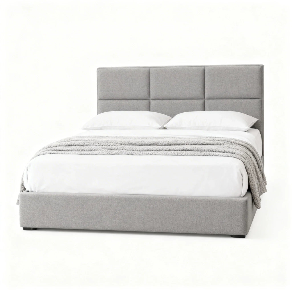 Cama estofada moderna cinza com cabeceira almofadada e roupa de cama branca