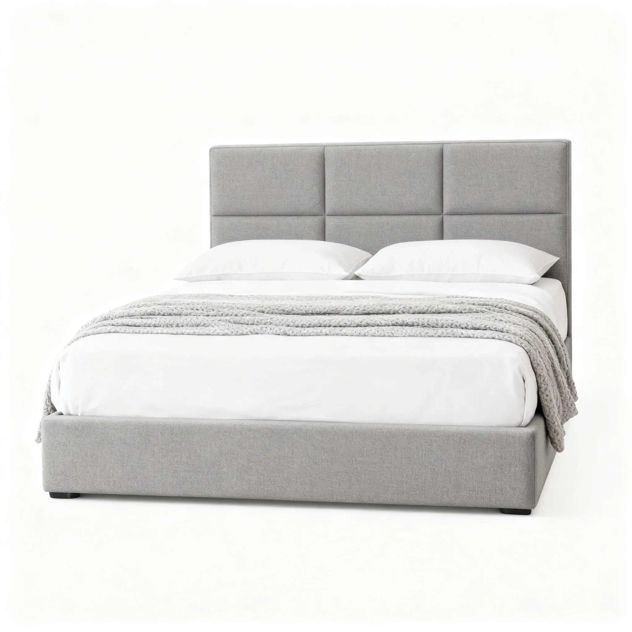 Cama estofada moderna cinza com cabeceira almofadada e roupa de cama branca