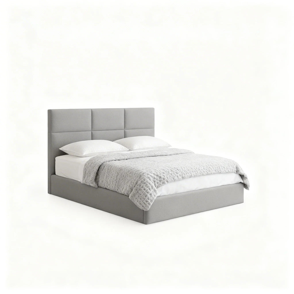 Cama estofada cinzenta com cabeceira alta, roupa de cama branca e manta texturizada