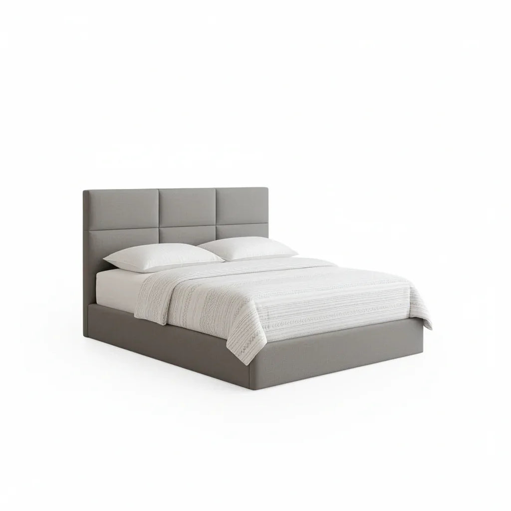 Cama estofada cinza com cabeceira moderna e colchão, ideal para quartos elegantes.