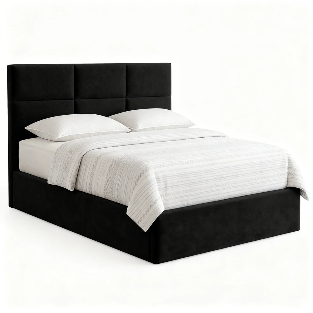 Cama estofada preta moderna com cabeceira retangular e roupa de cama branca, em fundo branco.
