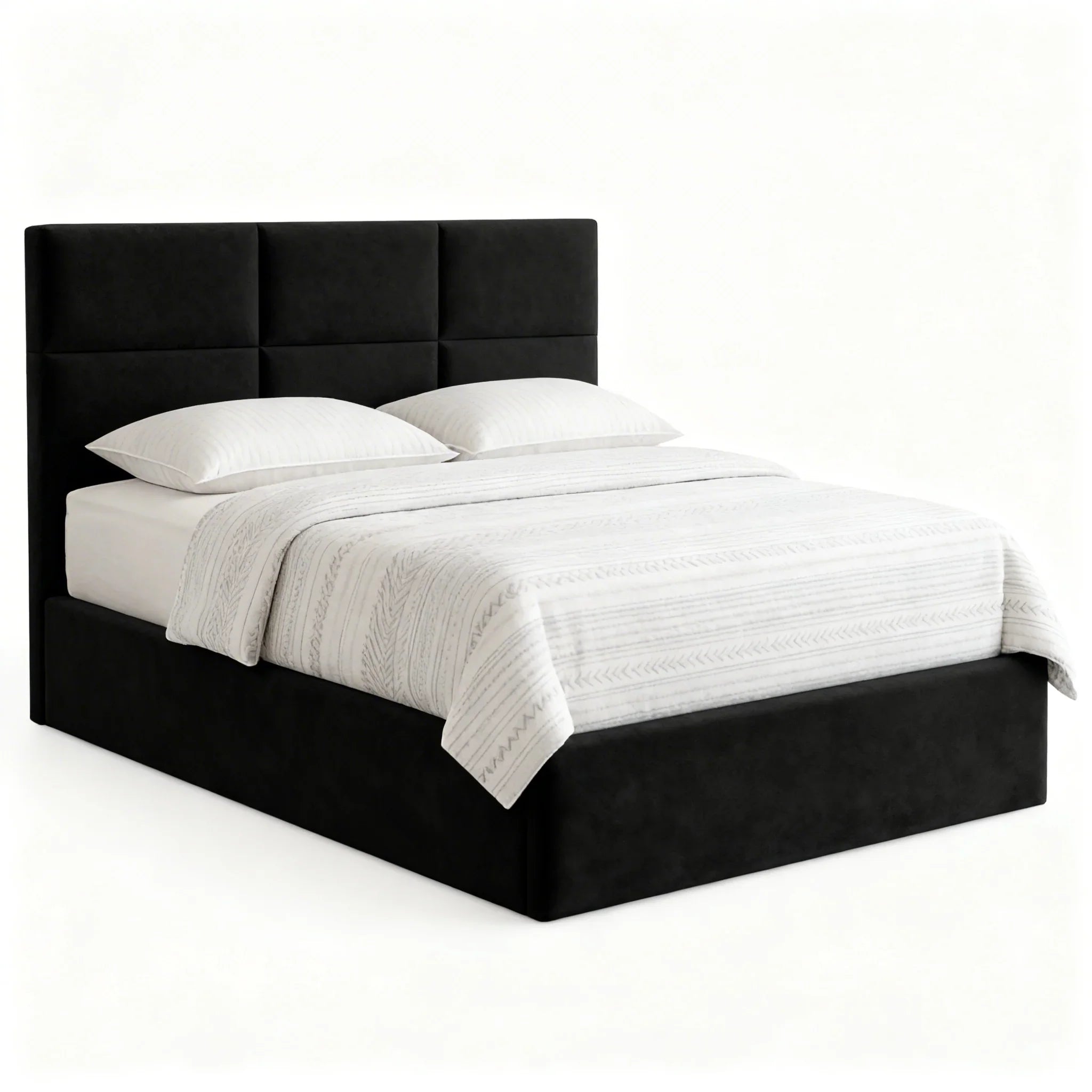Cama estofada preta moderna com cabeceira retangular e roupa de cama branca, em fundo branco.