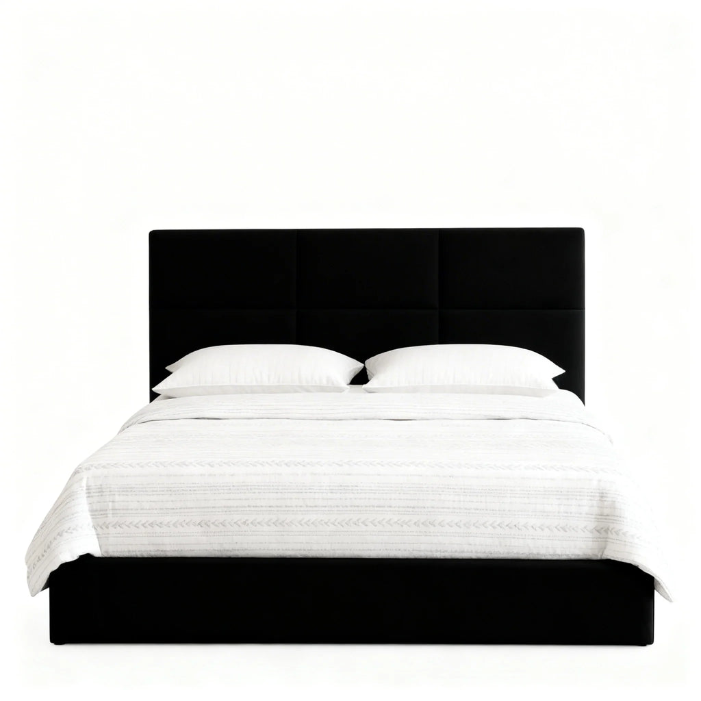 Cama estofada moderna preta com cabeceira alta, roupa de cama branca e design minimalista.
