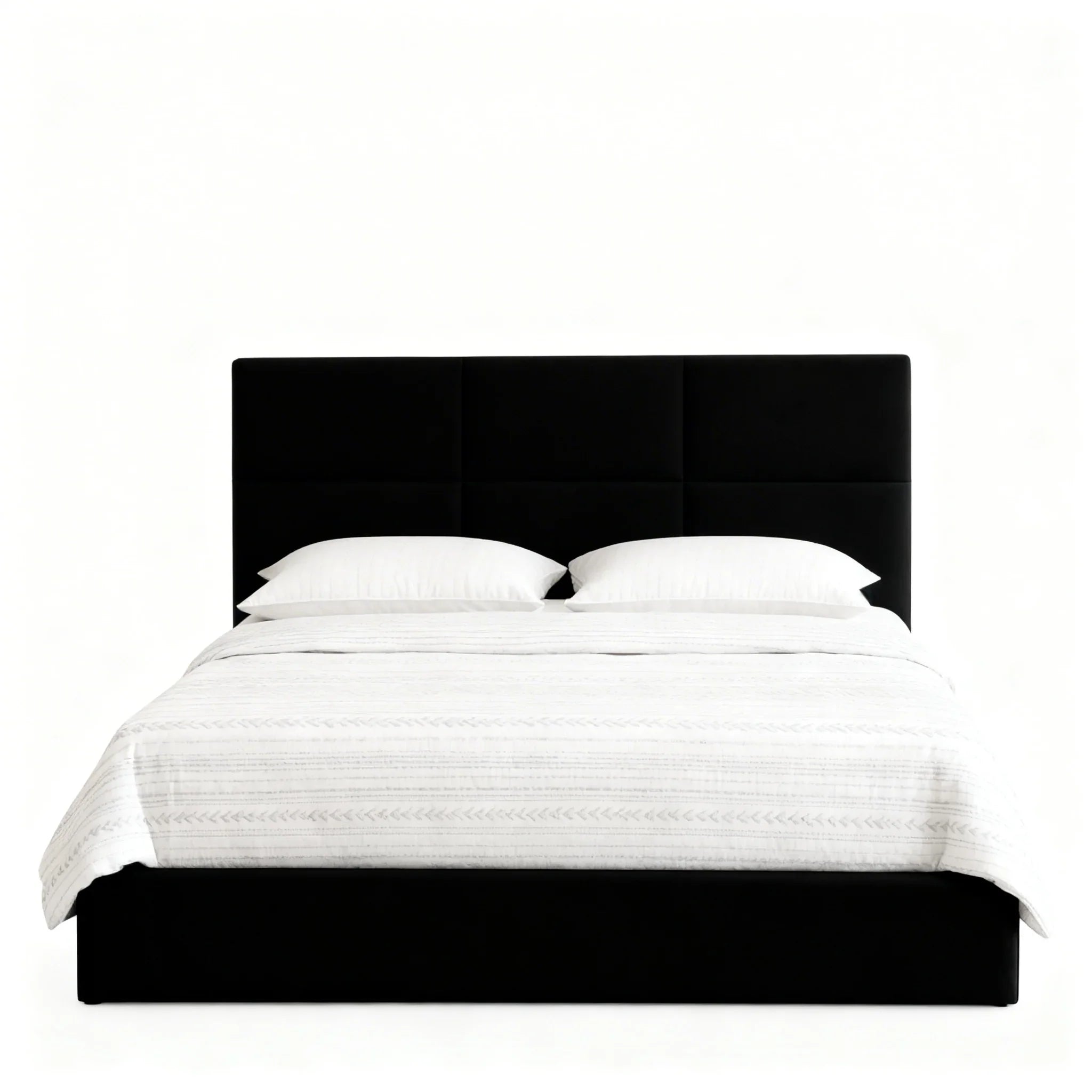 Cama estofada moderna preta com cabeceira alta, roupa de cama branca e design minimalista.