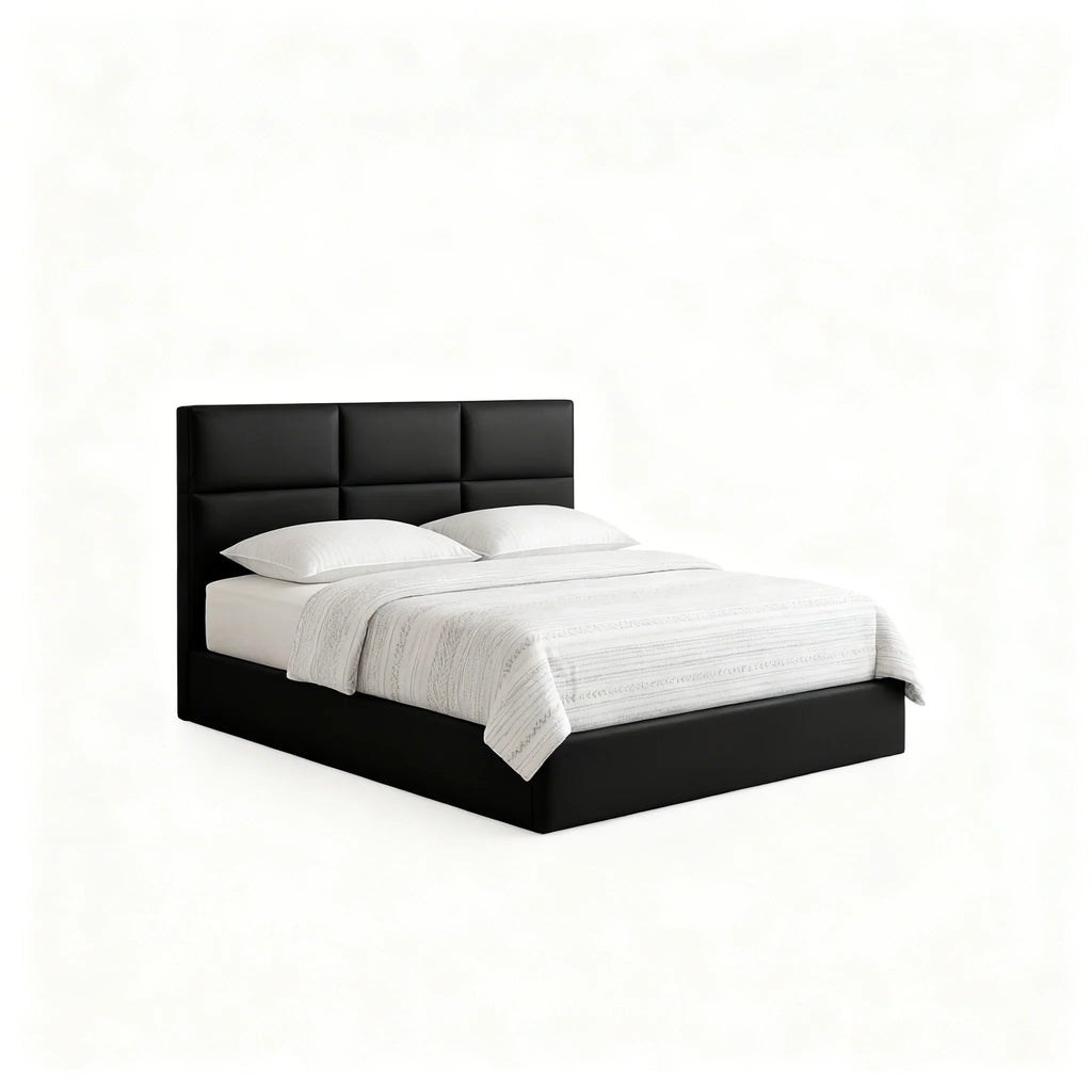 Cama estofada preta moderna com cabeceira alta e roupa de cama clara, fundo branco.