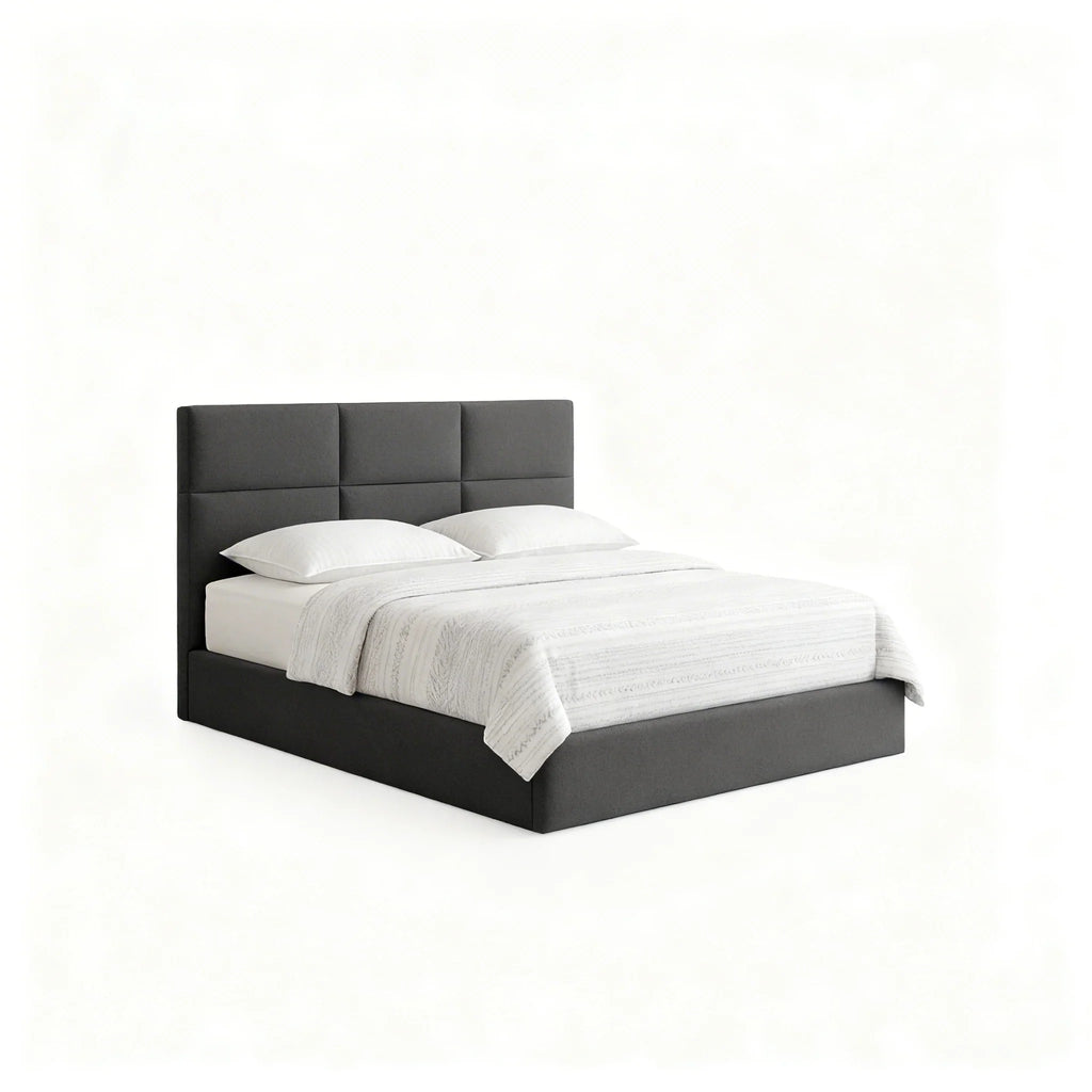 Cama de casal estofada moderna em tecido cinza com estrado e cabeceira almofadada.