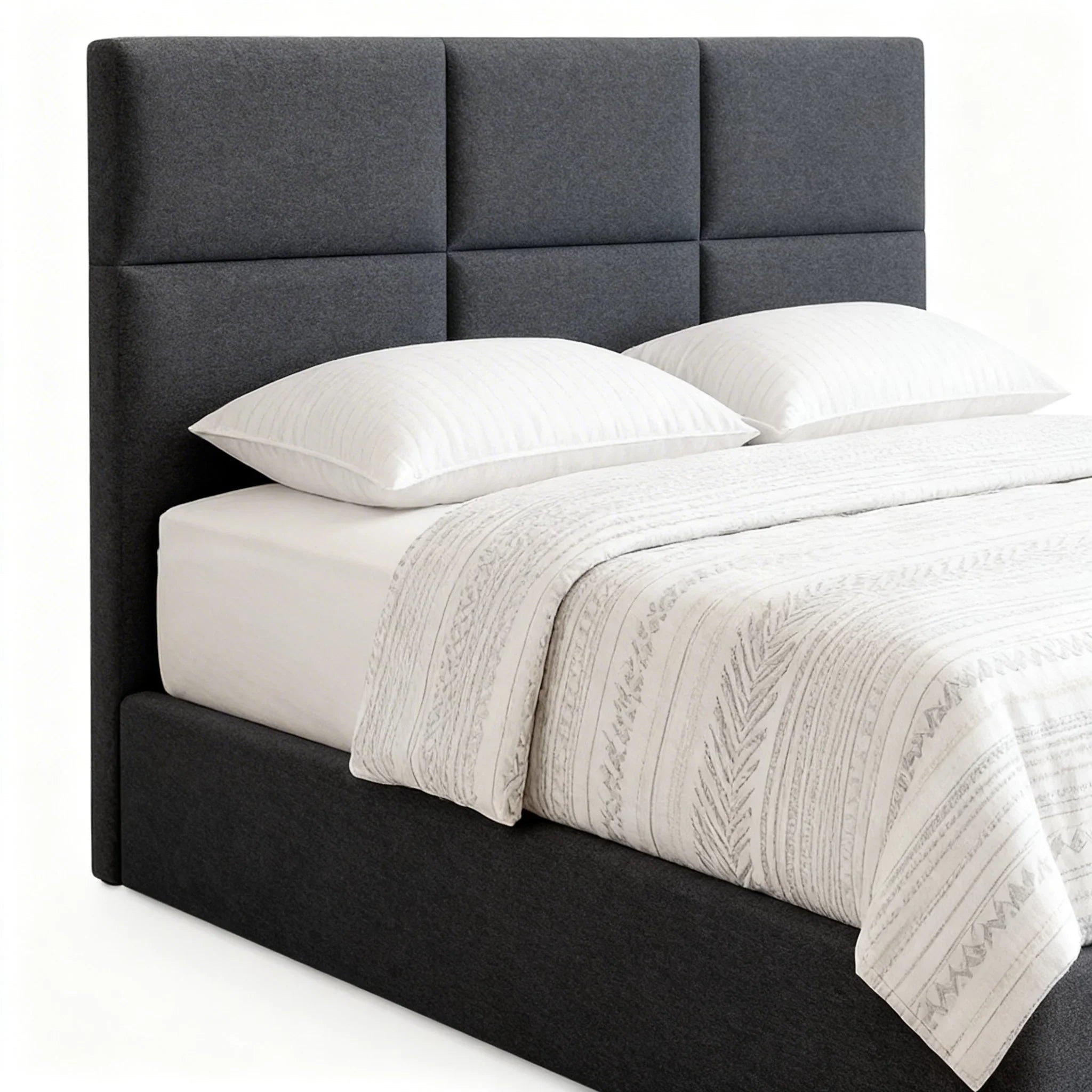 Cama estofada moderna em tecido cinza com cabeceira alta e roupa de cama branca