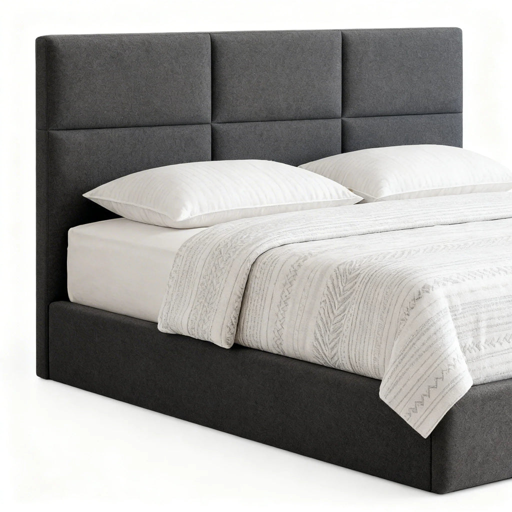Cama estofada moderna cinza com cabeceira alta e roupa de cama branca, design contemporâneo