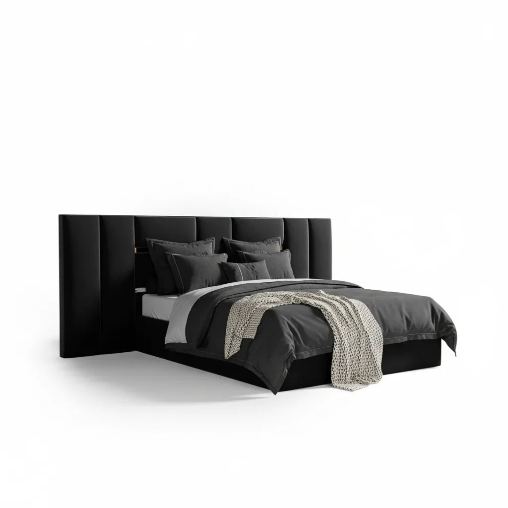 Cama estofada preta com cabeceira grande, roupa de cama cinza e design moderno.