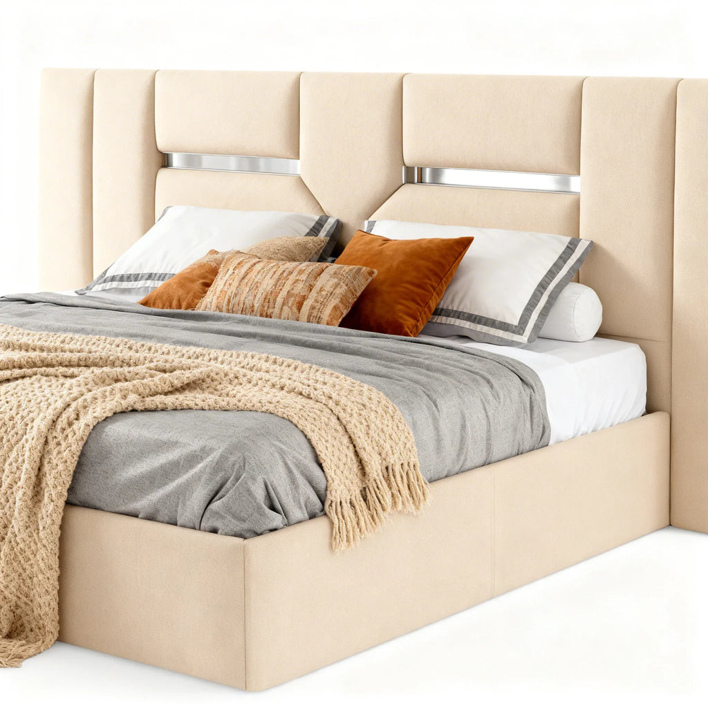Cama estofada bege moderna com cabeceira alta, almofadas e manta decorativa.