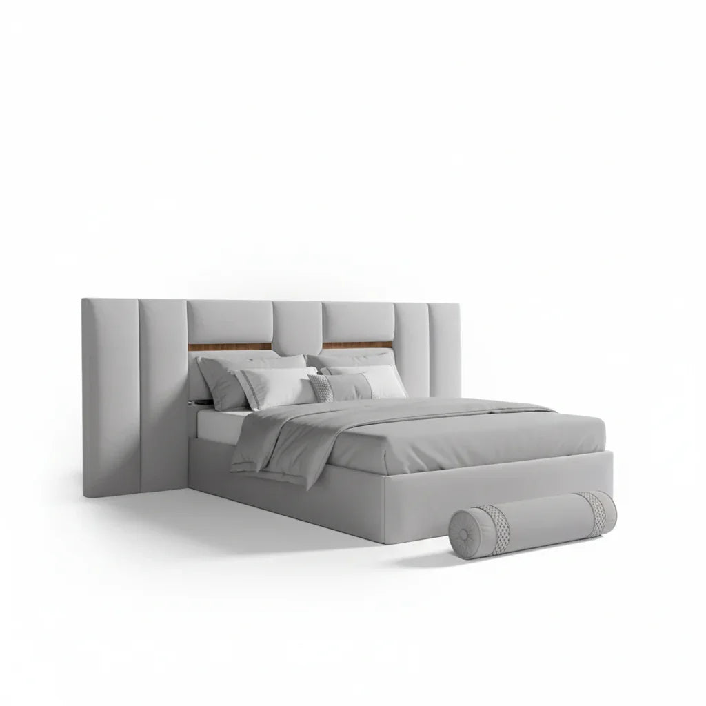 Cama estofada moderna cinza com cabeceira alta, almofadas e rolo decorativo