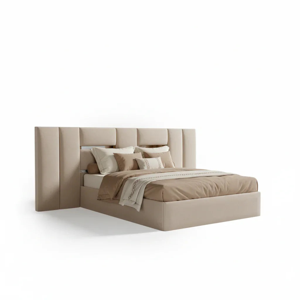 Cama estofada bege com cabeceira moderna, roupa de cama e almofadas decorativas