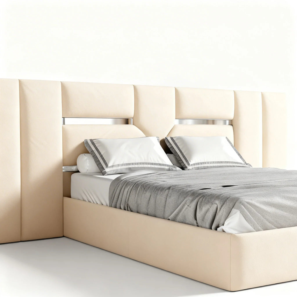 Cama estofada moderna bege com cabeceira alta e roupa de cama cinza em quarto minimalista