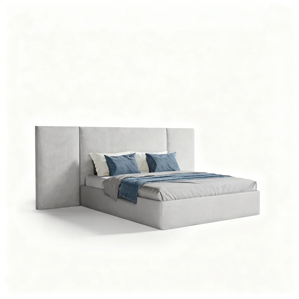 Cama estofada cinza com cabeceira ampla, roupa de cama azul e design moderno