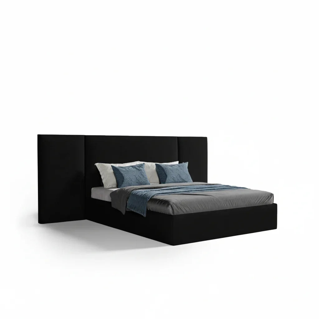 Cama estofada moderna preta com cabeceira larga, almofadas e roupa de cama azul e cinza