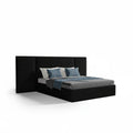Cama estofada moderna preta com cabeceira larga, almofadas e roupa de cama azul e cinza