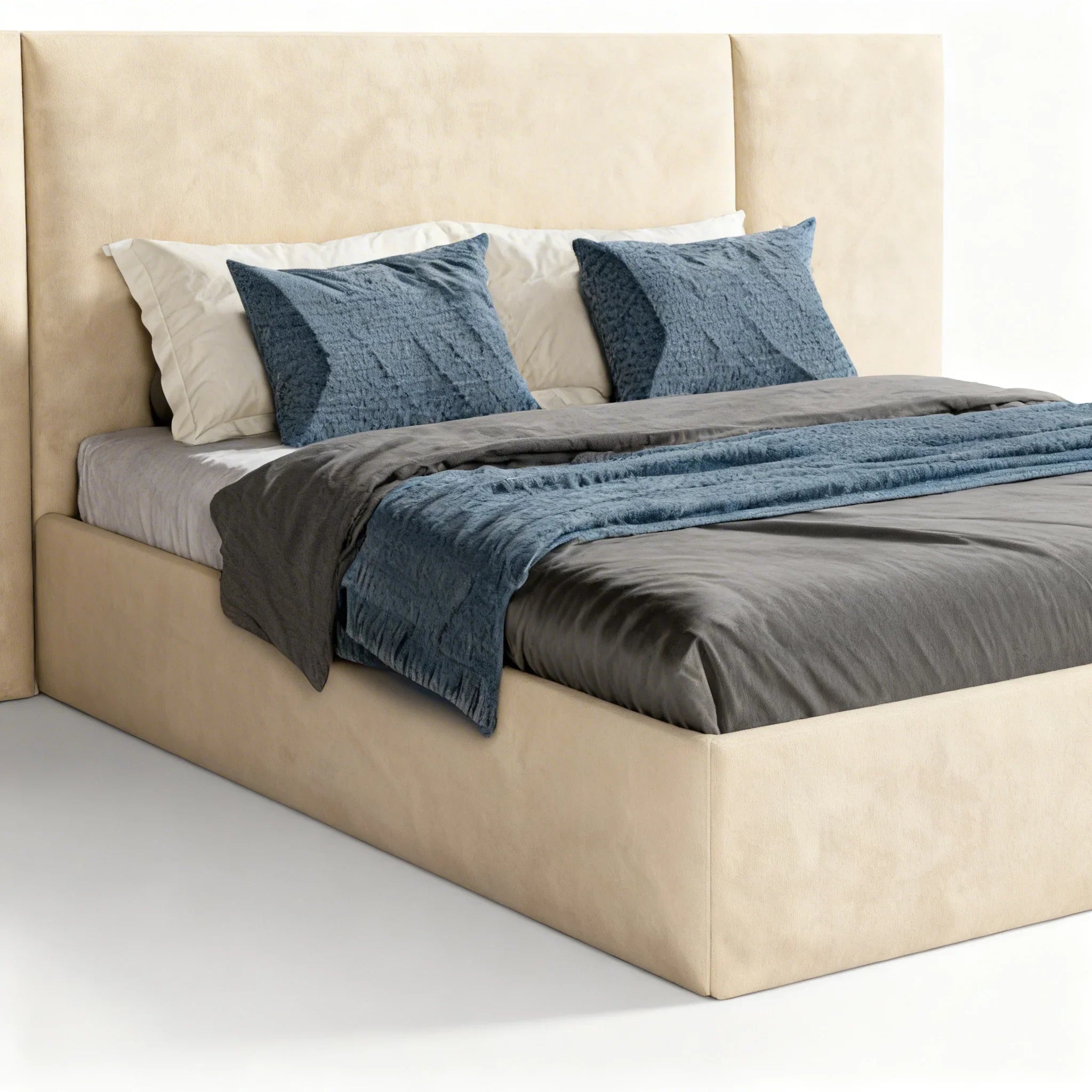 Cama estofada bege com cabeceira alta, roupa de cama cinza e decoração moderna