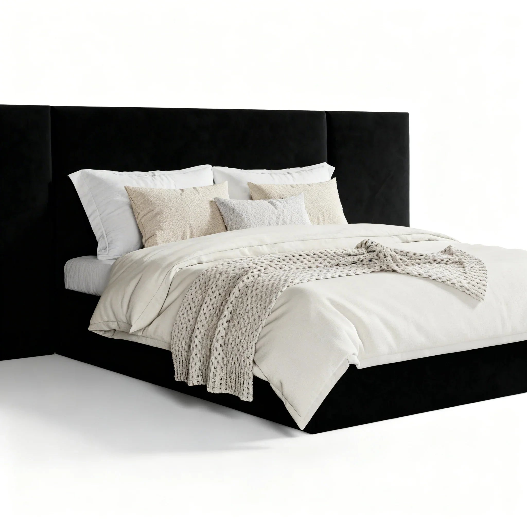Cama estofada moderna preta com cabeceira alta, roupa de cama clara e almofadas decorativas.