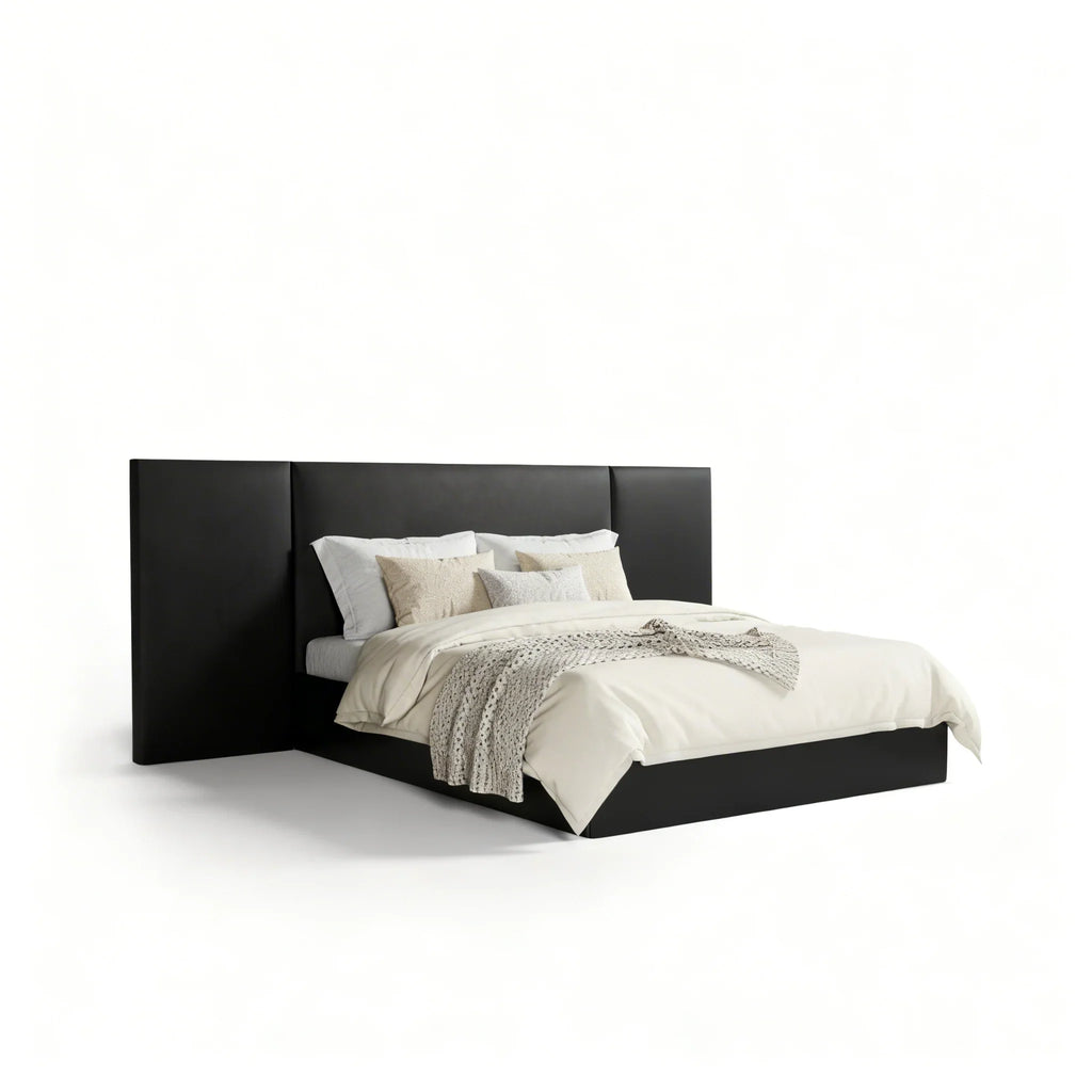 Cama estofada moderna preta com cabeceira grande, roupa de cama bege e almofadas decorativas