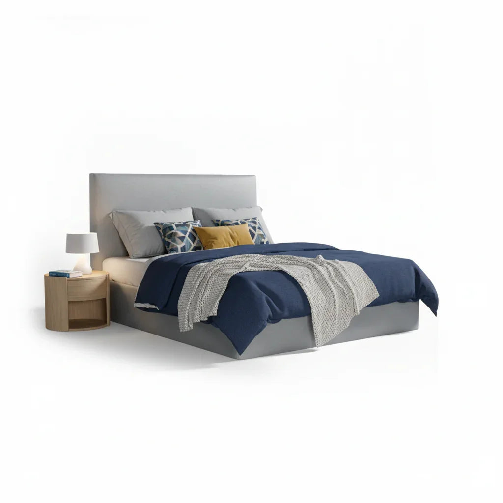 Cama estofada moderna com cabeceira cinza, roupa de cama azul e mesa de cabeceira de madeira