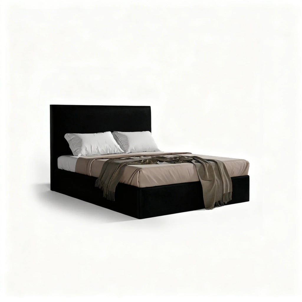Cama estofada preta moderna com estrado, roupa de cama bege e mantas em quarto minimalista