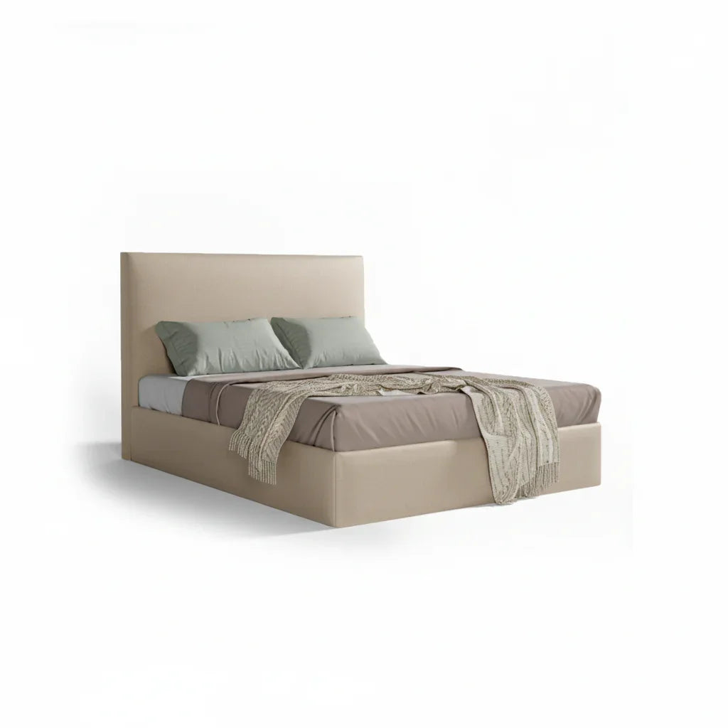Cama estofada bege moderna com cabeceira alta, roupa de cama cinza e almofadas verdes